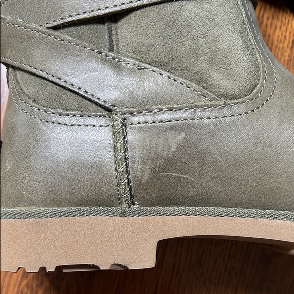 NWOT UGG Women's Olive Green Ankle Boots with Fur Lining Size 7 - Picture 14 of 16